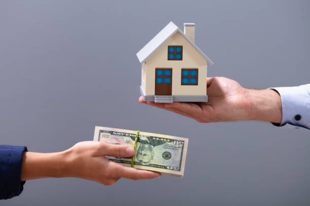istock Selling House To Customer Holding Dollar Notes 1176206063