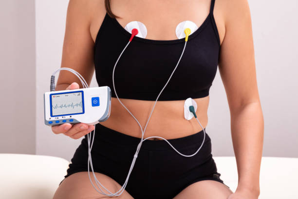 paciente con dispositivo de monitor holter en su cuerpo en la clínica - pulse trace electrode human heart holter fotografías e imágenes de stock