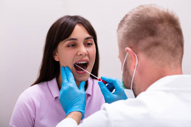 plan rapproché d'un docteur prenant l'échantillon de salive pour l'essai d'adn - human saliva photos et images de collection