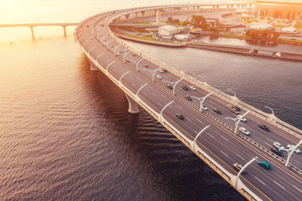 高速高速道路スムーズターン、交通道路、湾海川を渡る橋。航空写真のトップビュー。 - traffic sea passage overpass car ストックフォトと画像