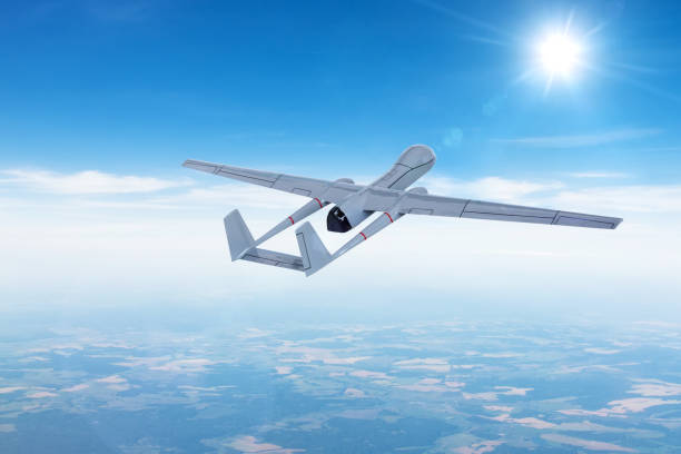 bezzałogowy dron z samolotem w locie zyskuje wysokość wspinaczki dla misji. - fighter plane aerospace industry air air vehicle zdjęcia i obrazy z banku zdjęć