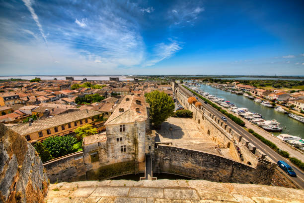 vista dalla torre di costanza sulle mura della città di aigues-mortes, occitanie, francia - gard foto e immagini stock