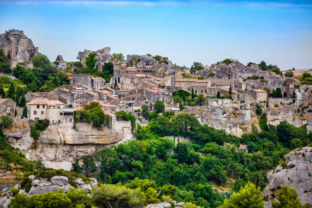 vista de les baux-de-provence, provenza, francia - st remy de provence fotografías e imágenes de stock