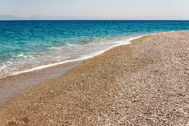 una pequeña ola de mar desembarca - scenics multi colored greece blue fotografías e imágenes de stock