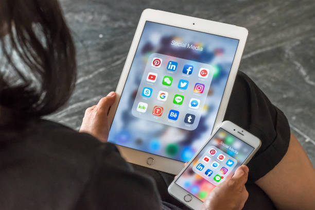 banguecoque, tailândia-janeiro 14, 2017: ícones sociais do app dos media no ipad, estilo de vida móvel da tecnologia do internet do écran sensível do telefone esperto do iphone 7 na idade 4,0 digital. - iphone google global communications communication - fotografias e filmes do acervo