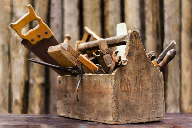 scatola utensili vintage su tavolo in legno, su sfondo legno - toolbox hand tool work tool construction foto e immagini stock