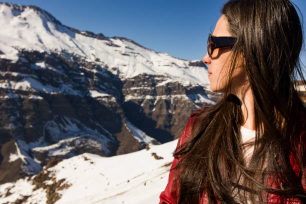 mujer en la cima de la cordillera de los andes mirando en el pico cubierto de nieve, chile - travel destinations mountain hiking profile fotografías e imágenes de stock