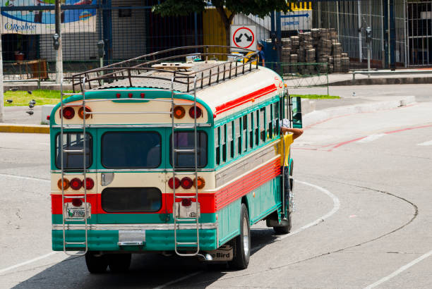 グアテマラシティのチキンバス、公共交通機関。 - editorial guatemala antigua tourist ストックフォトと画像