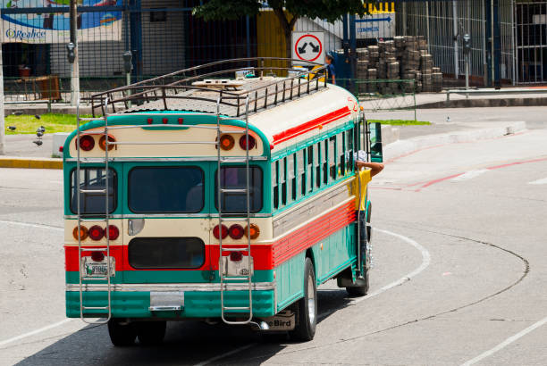 autobus z kurczaka w gwatemali, transport publiczny. - editorial guatemala antigua tourist zdjęcia i obrazy z banku zdjęć