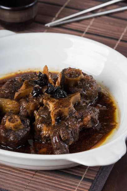 甘い醤油の牛尾の煮込み - ox tail ストックフォトと画像