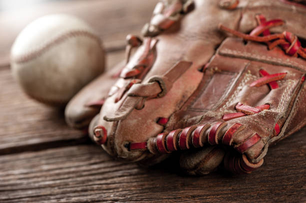 бейсбол на деревянном столе - baseball glove фотографии стоковые фото и изображения