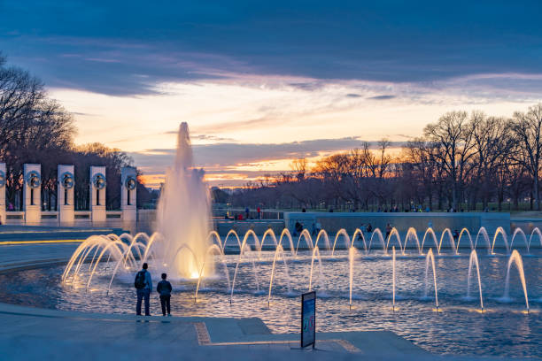 mémorial de la seconde guerre mondiale de washington au coucher du soleil, washington dc, etats-unis - capitol hill washington dc capitol building fountain photos et images de collection