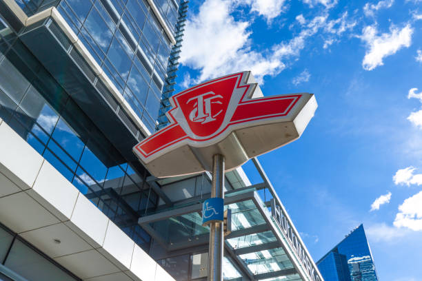 toronto, canada - 20 août 2018 : entrée de la ttc et du métro de la ttc à north york - ttc photos et images de collection