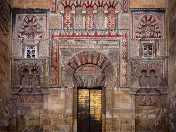 porta di mezquita a cordova - la mezquita cathedral foto e immagini stock