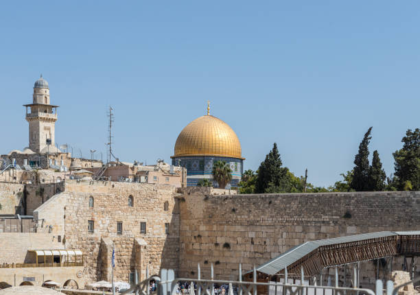 vista da parede do leste, da mesquita de fahria do el e da mesquita do al aqsa na cidade velha em jerusalem, israel - el aqsa - fotografias e filmes do acervo