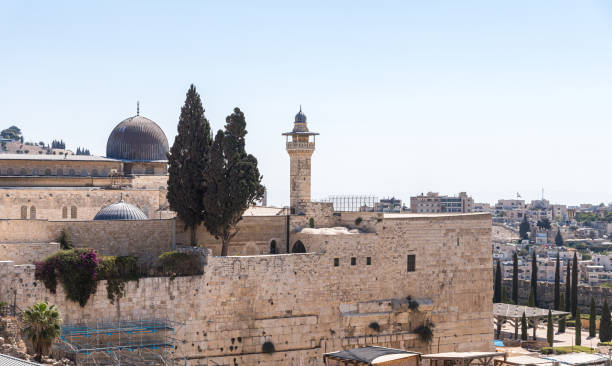 vista da parede do leste, da mesquita de fahria do el e da mesquita do al aqsa na cidade velha em jerusalem, israel - el aqsa - fotografias e filmes do acervo