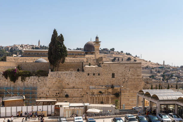 vista da parede do leste, da mesquita de fahria do el e da mesquita do al aqsa na cidade velha em jerusalem, israel - el aqsa - fotografias e filmes do acervo