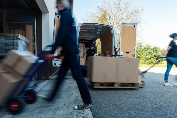 Unload Delivery 2,800+ Unloading Delivery Truck Stock Photos, Pictures & Royalty-Free ...