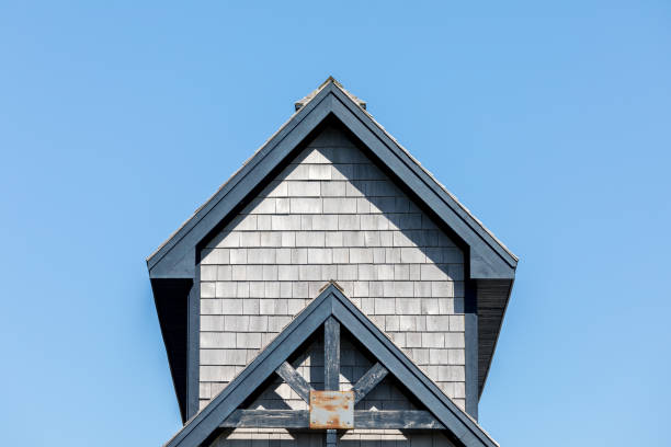 blaues und graues dach und dekorative giebel-endwand - gable end stock-fotos und bilder