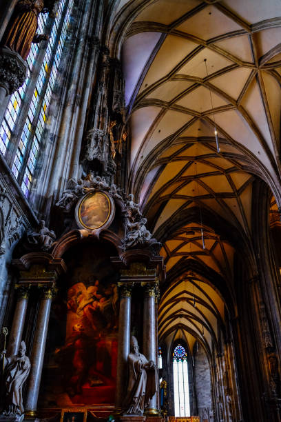 внутренности этой арки. - altar church vienna gothic style стоковые фото и изображения