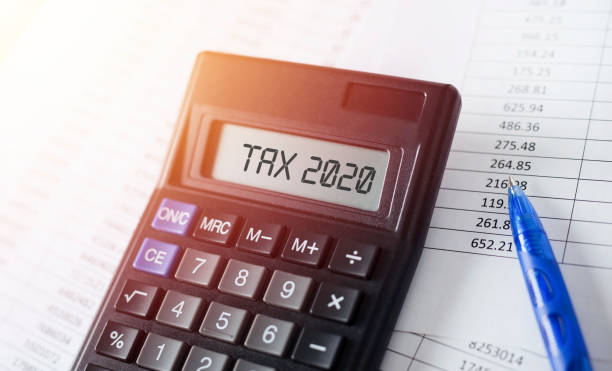 impuesto de palabras 2020 en calculadora. concepto de negocios e impuestos. - capital letter fotos fotografías e imágenes de stock