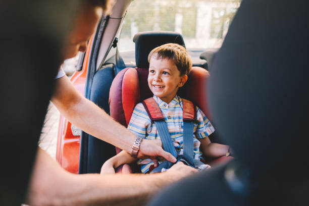 den tag mit papa verbringen - seat belt safety protection driving stock-fotos und bilder