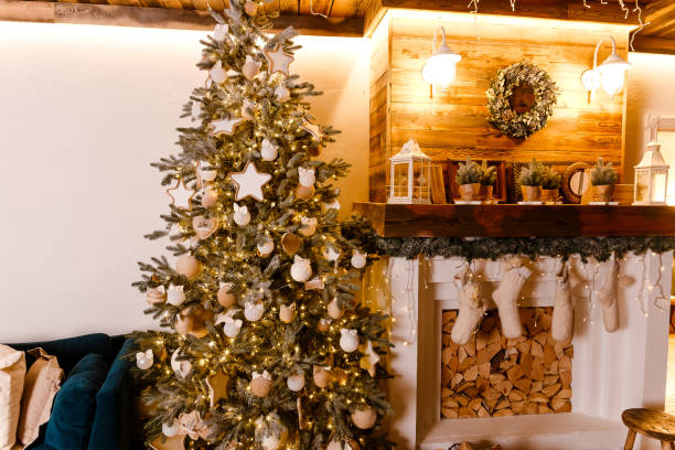 cheminée de noel avec des chaussettes et l'épinette - new year wall decoration gift photos et images de collection
