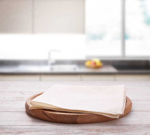 leere pizza-board mit tischdecke auf dem tisch und küche innenhintergrund - kitchen cloth stock-fotos und bilder