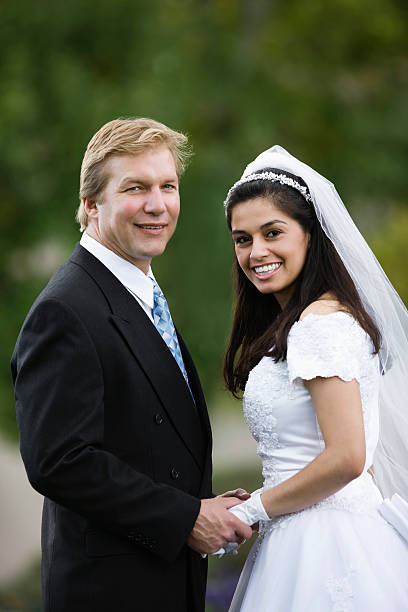 multi-étnica noiva e o noivo - glove formal glove white wedding - fotografias e filmes do acervo