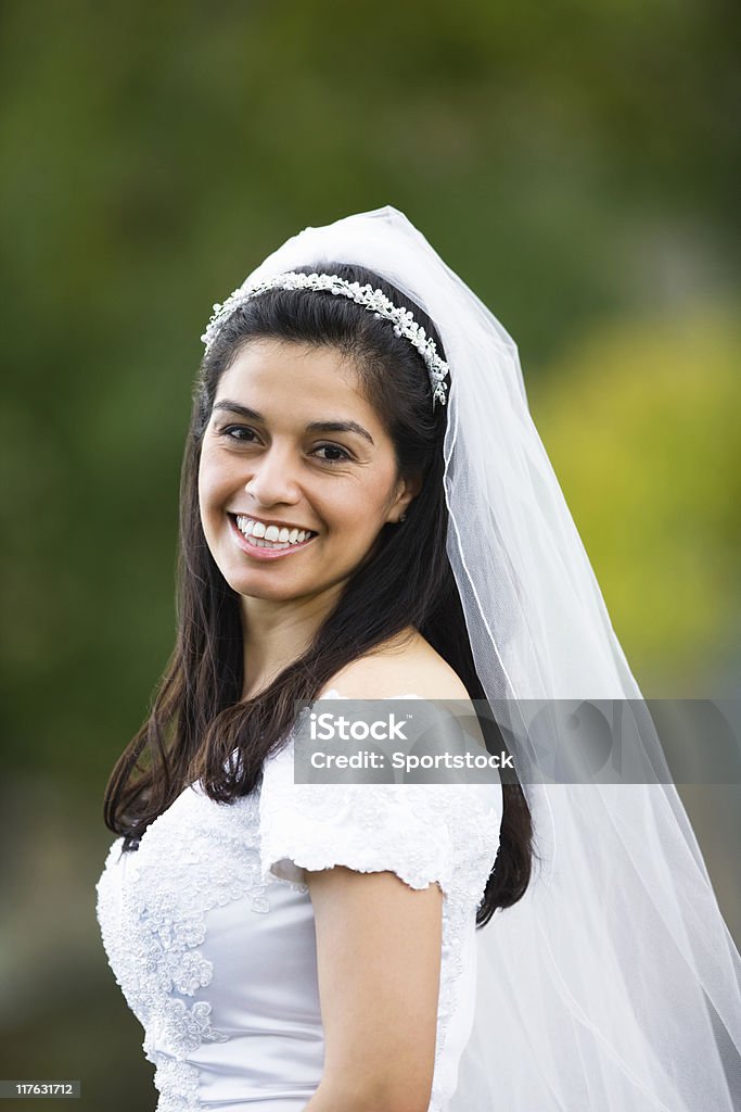 Magnifique heureux hispanique mariée - Photo de Femme libre de droits