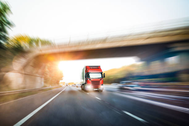 camión en la autopista en movimiento - m1 fotografías e imágenes de stock