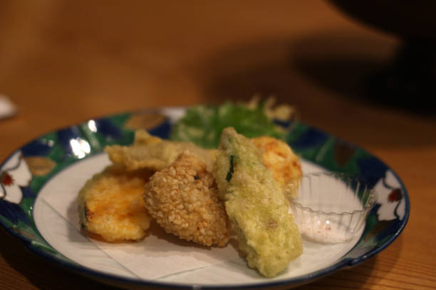 nahaufnahme eines tellers mit yasai tempura, kumamoto, japan, asien - yasai stock-fotos und bilder