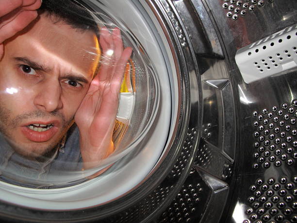 é que a câmara dentro da máquina de lavar roupa? (série - humor asking nerd men imagens e fotografias de stock