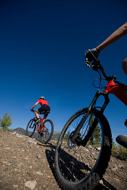 bicyclist освобождая на пересеченной местности - mountain biking colorado action cycling стоковые фото и изображения