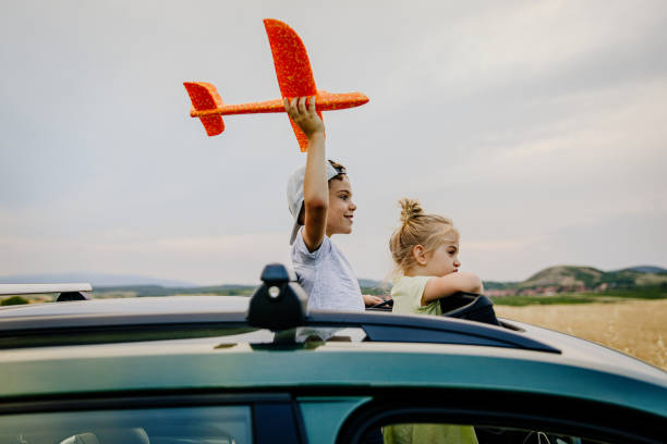 divertirse durante nuestro viaje por carretera - pleasure launch fotografías e imágenes de stock