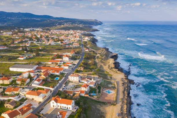 vista aérea de una pequeña ciudad con techos rojos en la costa del océano atlántico - azenhas do mar fotografías e imágenes de stock