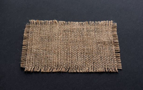 stara serwetka z tkaniny burlap na czarnym tle - frayed burlap textile part of zdjęcia i obrazy z banku zdjęć