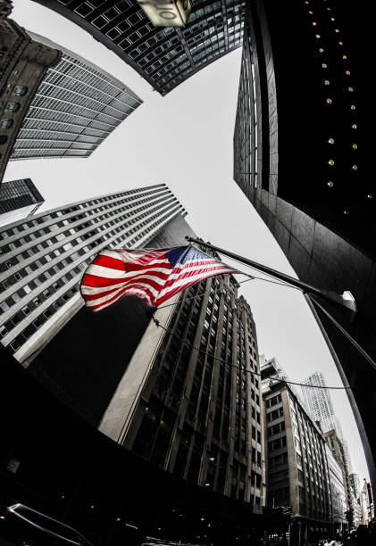 нью-йорк уолл-стрит и звезды и полос�ы - wall street finance skyscraper business стоковые фото и изображения