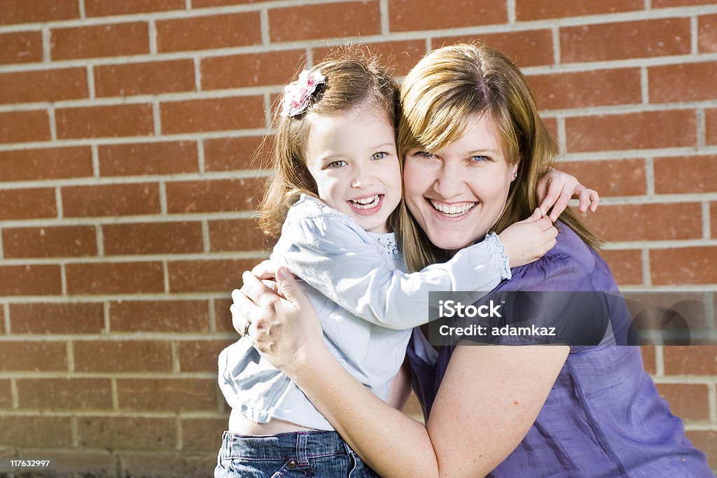 Madre e hija - Foto de stock de Abrazar libre de derechos