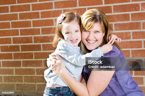Madre E Hija Foto de stock y más banco de imágenes de Abrazar - Abrazar, Adulto, Aire libre