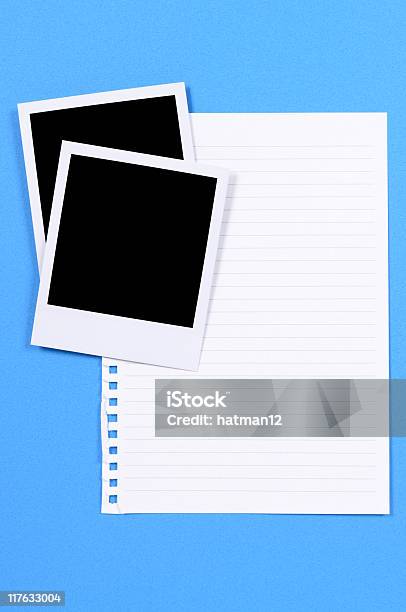Las Impresiones Fotográficas En Blanco Con Papel Para Escribir Foto de stock y más banco de imágenes de Azul