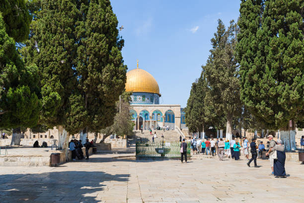 a mesquita de al aqsa e a fonte el kas no interior da montagem do templo perto da porta do maghrib na cidade velha em jerusalem, israel - el aqsa - fotografias e filmes do acervo