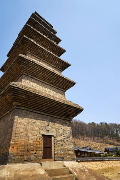 sinsedong seven-story brick pagoda - 15828 imagens e fotografias de stock