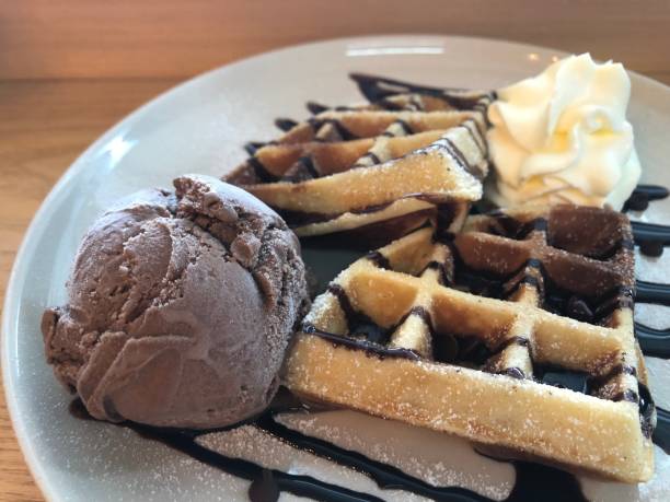 아이스크림 초콜릿과 바나나 스플릿을 곁들인 와플 - waffle syrup pouring breakfast 뉴스 사진 이미지