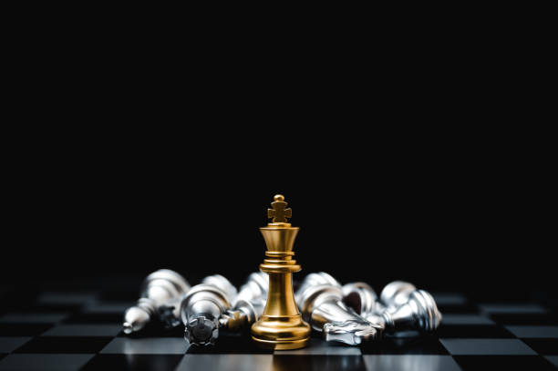 리더 및 성공 비즈니스 경쟁 개념. 체스 보드 게임 전략 - chess defending chess piece chess board 뉴스 사진 이미지