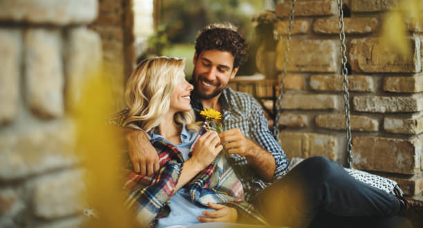 amor de otoño. - couple love autumn romance fotografías e imágenes de stock