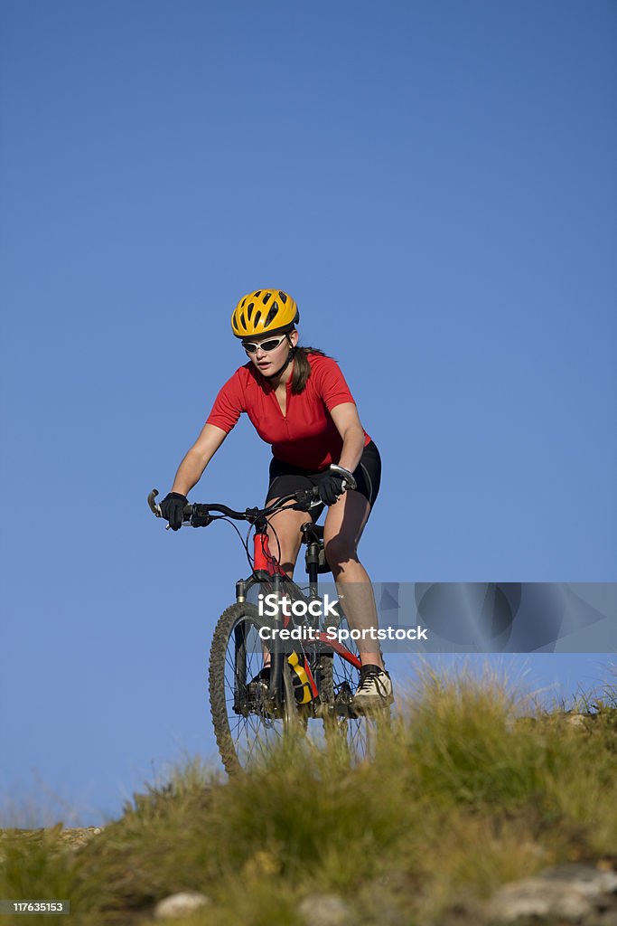 Młoda kobieta jazdy Rower górski - Zbiór zdjęć royalty-free (20-29 lat)