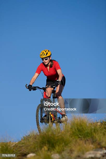 Młoda Kobieta Jazdy Rower Górski - zdjęcia stockowe i więcej obrazów 20-29 lat - 20-29 lat, Aktywny tryb życia, Bezpieczeństwo