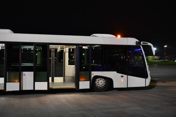 autobús del aeropuerto en la noche - bus door fotografías e imágenes de stock