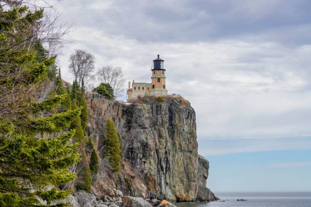 farol rachado da rocha com nuvens - split rock lighthouse - fotografias e filmes do acervo